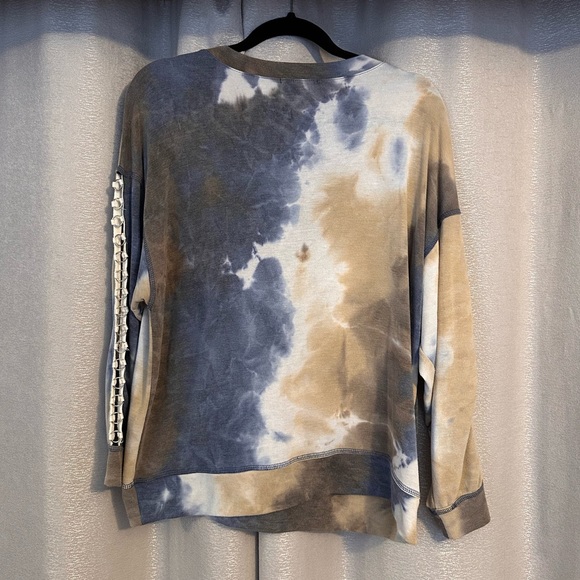 Ariella Long Sleeve shirt with ring like grommet sleeves - Picture 4 of 5